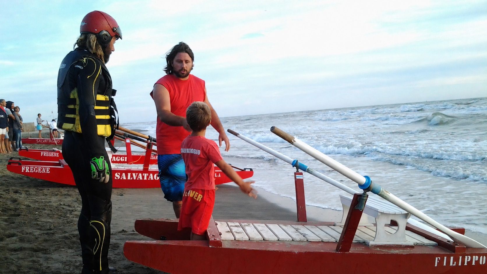 Salvamento a Fregene: persone e pattini sulla spiaggia, dall’archivio Water Academy